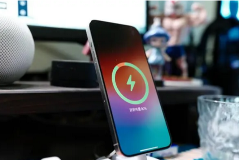 宜城苹果15换屏服务分享用什么充电器给iPhone15充电更好 